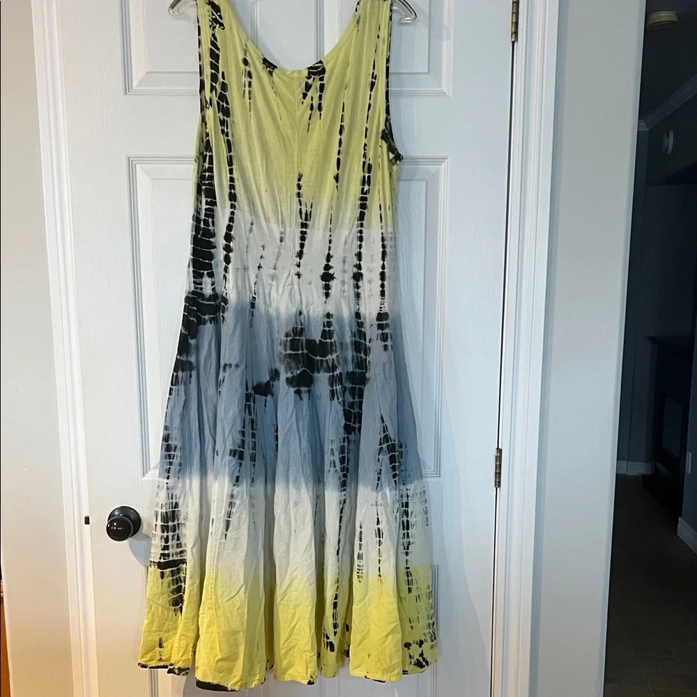 Chic Tie-Dye Maxi Dress in Yellow and Black - Picture 4 of 4